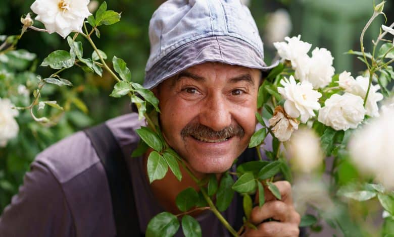 Un homme senior qui est avec des roses