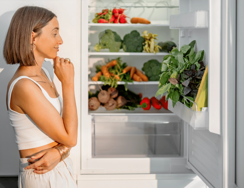 Femme devant le frigo