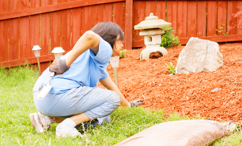 Femme jardinant