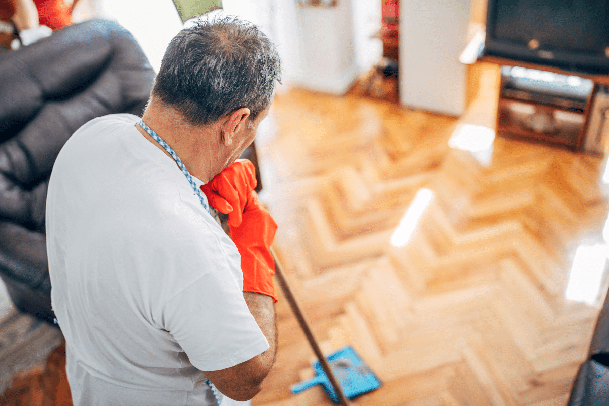 Comment nettoyer un parquet et éliminer les rayures et les taches