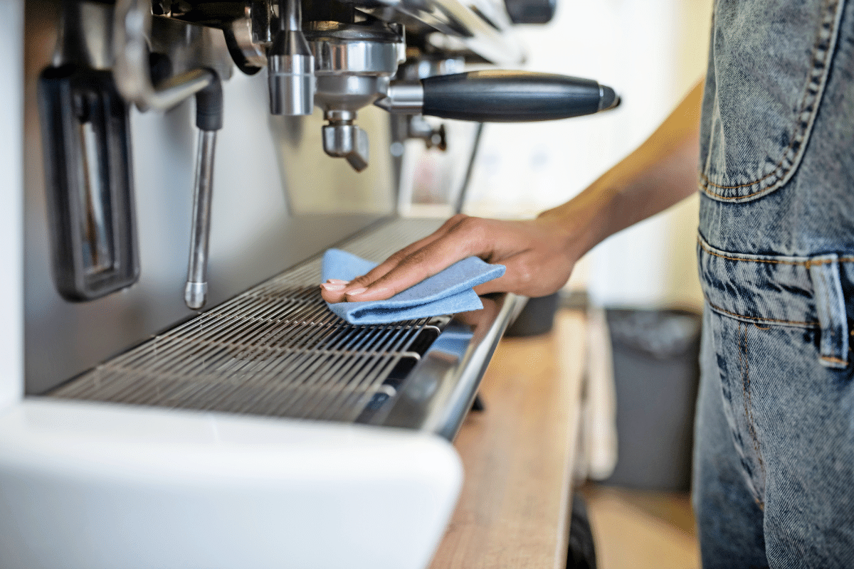 Entretenir sa machine à café: Étapes et Astuces (+ Bonus)