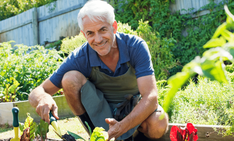 Homme plantant des légumes.